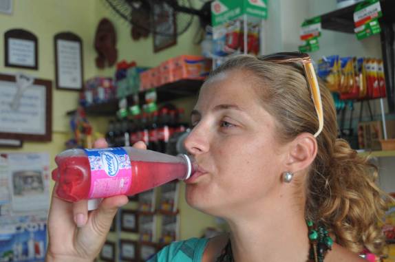 Bebendo o Guaraná Jesus, típico do Maranhão, em São Luís - MA